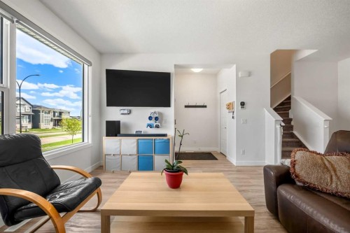 149 Belmont Boulevard Sw, Calgary, AB - Indoor Photo Showing Living Room