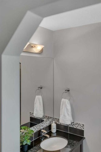 91 Panora Square Nw, Calgary, AB - Indoor Photo Showing Bathroom