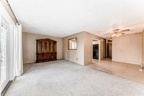 112 Albert Street Se, Airdrie, AB - Indoor Photo Showing Other Room
