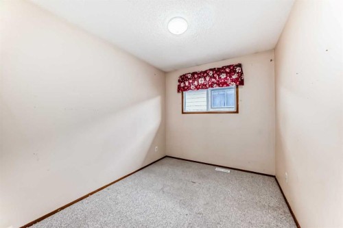 112 Albert Street Se, Airdrie, AB - Indoor Photo Showing Other Room