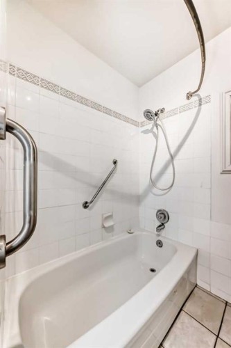 112 Albert Street Se, Airdrie, AB - Indoor Photo Showing Bathroom
