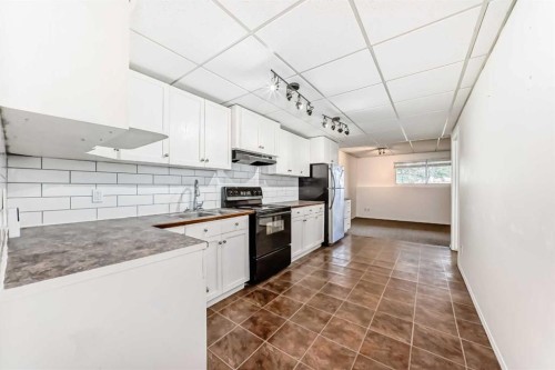 112 Albert Street Se, Airdrie, AB - Indoor Photo Showing Kitchen