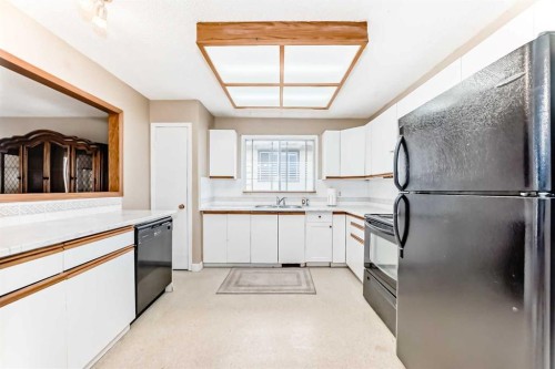112 Albert Street Se, Airdrie, AB - Indoor Photo Showing Kitchen With Double Sink