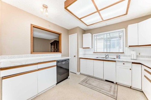 112 Albert Street Se, Airdrie, AB - Indoor Photo Showing Kitchen With Double Sink