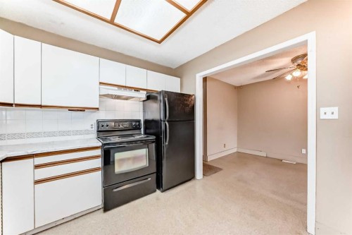 112 Albert Street Se, Airdrie, AB - Indoor Photo Showing Kitchen