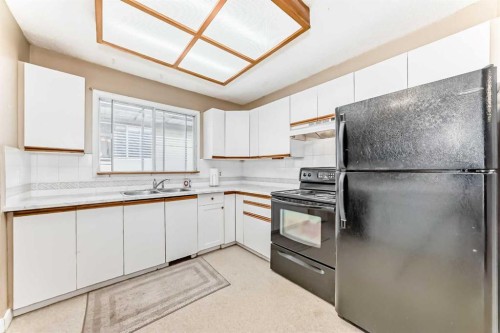 112 Albert Street Se, Airdrie, AB - Indoor Photo Showing Kitchen With Double Sink