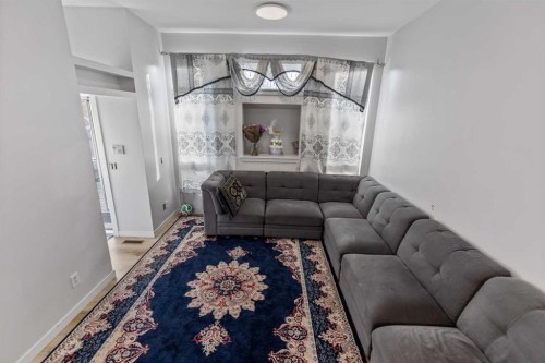 3806 Catalina Boulevard Ne, Calgary, AB - Indoor Photo Showing Living Room