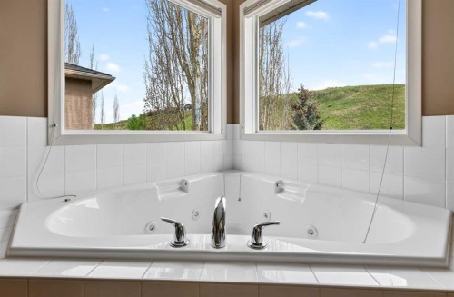 337 Discovery Ridge Boulevard Sw, Calgary, AB - Indoor Photo Showing Bathroom