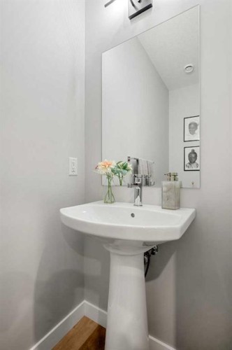 353 Seton Villas Se, Calgary, AB - Indoor Photo Showing Bathroom