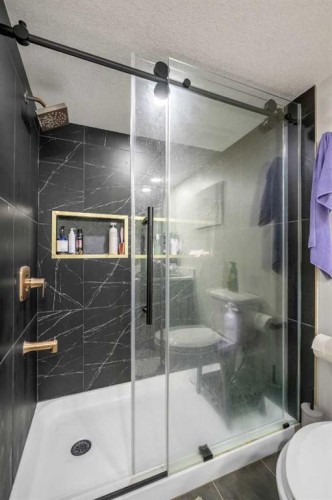 353 Seton Villas Se, Calgary, AB - Indoor Photo Showing Bathroom