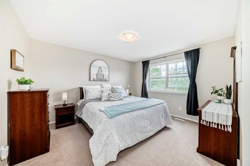 208 Stonegate Crescent Nw, Airdrie, AB - Indoor Photo Showing Bedroom
