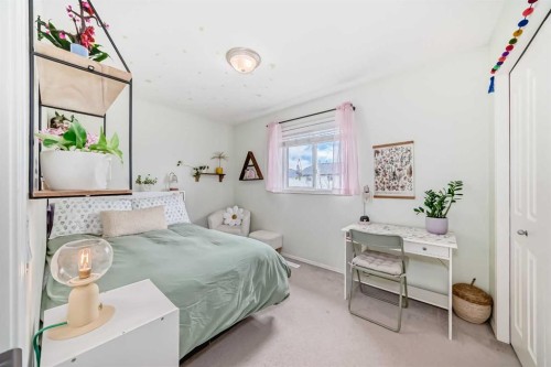 208 Stonegate Crescent Nw, Airdrie, AB - Indoor Photo Showing Bedroom