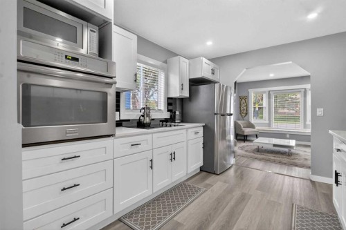 2414 27 Street Se, Calgary, AB - Indoor Photo Showing Kitchen