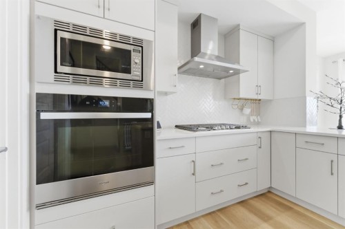 936 Langholm Drive Se, Airdrie, AB - Indoor Photo Showing Kitchen With Upgraded Kitchen
