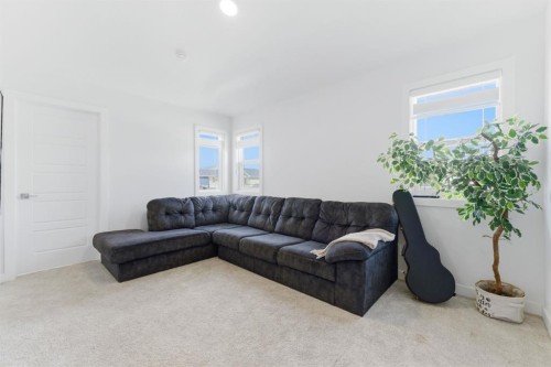 936 Langholm Drive Se, Airdrie, AB - Indoor Photo Showing Living Room