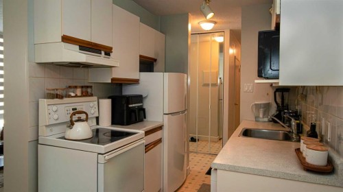 302-1111 15 Avenue Sw, Calgary, AB - Indoor Photo Showing Kitchen