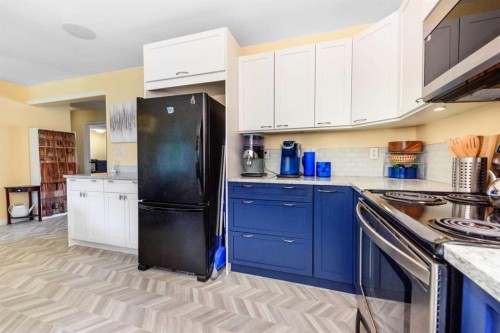 208 Van Horne Crescent Ne, Calgary, AB - Indoor Photo Showing Kitchen