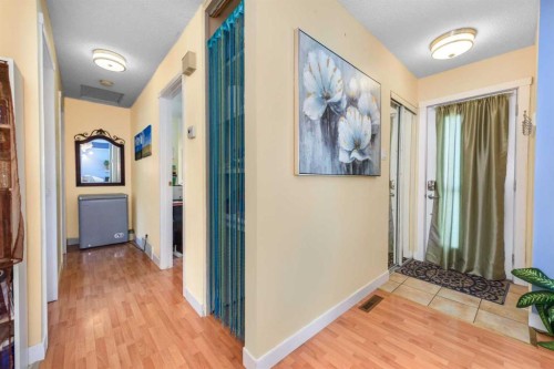 208 Van Horne Crescent Ne, Calgary, AB - Indoor Photo Showing Other Room