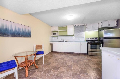 208 Van Horne Crescent Ne, Calgary, AB - Indoor Photo Showing Kitchen