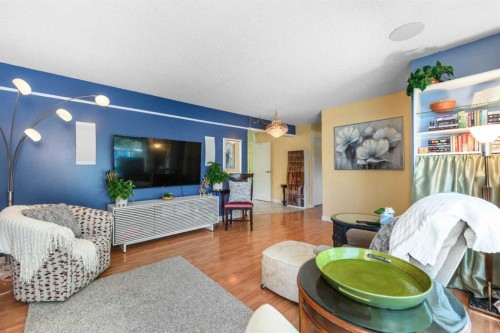 208 Van Horne Crescent Ne, Calgary, AB - Indoor Photo Showing Living Room
