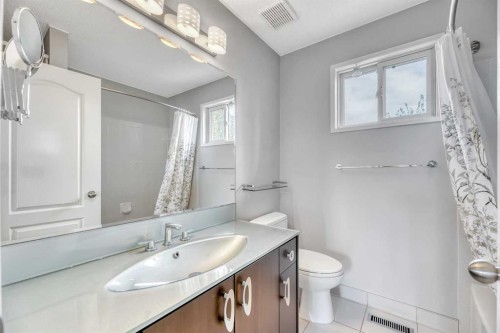 37 Shawbrooke Bay Sw, Calgary, AB - Indoor Photo Showing Bathroom