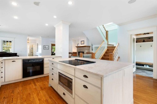 2402 Bowness Road Nw, Calgary, AB - Indoor Photo Showing Kitchen