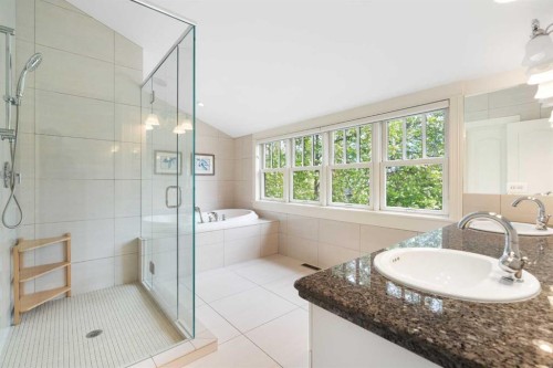 2402 Bowness Road Nw, Calgary, AB - Indoor Photo Showing Bathroom