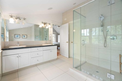 2402 Bowness Road Nw, Calgary, AB - Indoor Photo Showing Bathroom