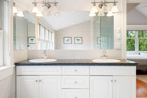 2402 Bowness Road Nw, Calgary, AB - Indoor Photo Showing Bathroom