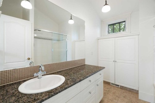 2402 Bowness Road Nw, Calgary, AB - Indoor Photo Showing Bathroom