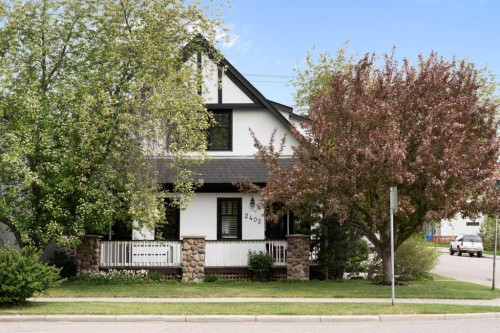 2402 Bowness Road Nw, Calgary, AB - Outdoor