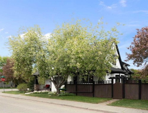 2402 Bowness Road Nw, Calgary, AB - Outdoor