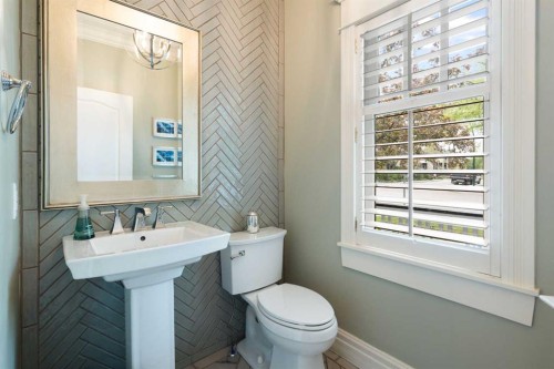 2402 Bowness Road Nw, Calgary, AB - Indoor Photo Showing Bathroom