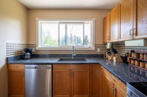 139 Maitland Road Ne, Calgary, AB - Indoor Photo Showing Kitchen