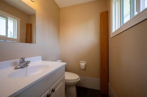 139 Maitland Road Ne, Calgary, AB - Indoor Photo Showing Bathroom