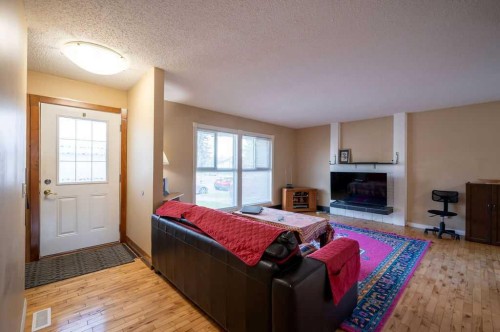 139 Maitland Road Ne, Calgary, AB - Indoor Photo Showing Living Room