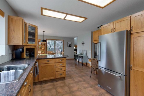 616 Memorial Avenue, Vulcan, AB - Indoor Photo Showing Kitchen With Double Sink