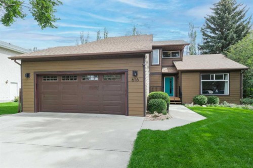 616 Memorial Avenue, Vulcan, AB - Outdoor With Facade