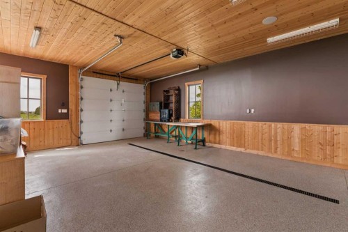 261074 Township Road 262, Rural Rocky View County, AB - Indoor Photo Showing Garage