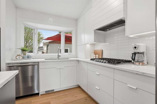 815 120 Avenue Se, Calgary, AB - Indoor Photo Showing Kitchen With Upgraded Kitchen