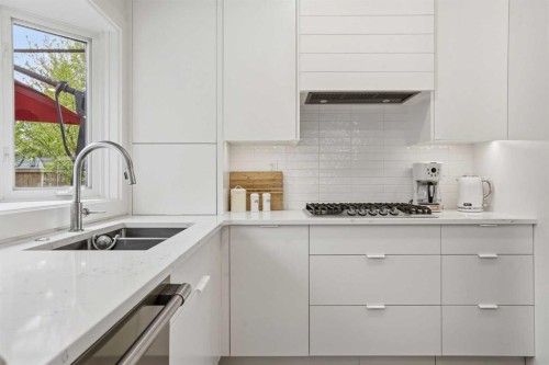 815 120 Avenue Se, Calgary, AB - Indoor Photo Showing Kitchen With Double Sink With Upgraded Kitchen