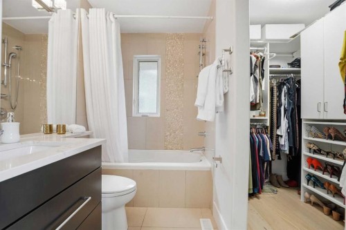 815 120 Avenue Se, Calgary, AB - Indoor Photo Showing Bathroom