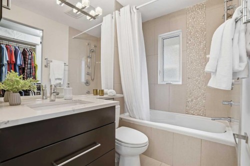 815 120 Avenue Se, Calgary, AB - Indoor Photo Showing Bathroom