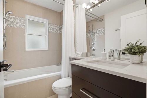 815 120 Avenue Se, Calgary, AB - Indoor Photo Showing Bathroom