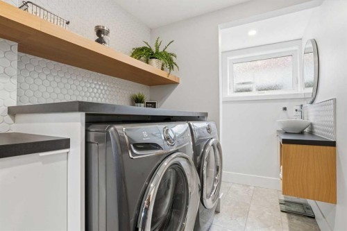 815 120 Avenue Se, Calgary, AB - Indoor Photo Showing Laundry Room