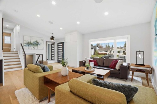 815 120 Avenue Se, Calgary, AB - Indoor Photo Showing Living Room