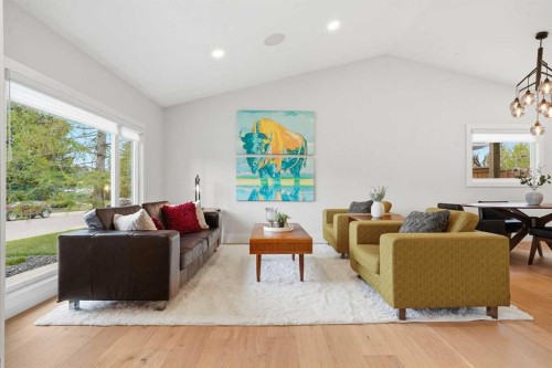 815 120 Avenue Se, Calgary, AB - Indoor Photo Showing Living Room