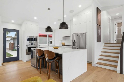 815 120 Avenue Se, Calgary, AB - Indoor Photo Showing Kitchen With Upgraded Kitchen