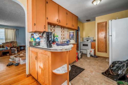 3452 37 Street Sw, Calgary, AB - Indoor Photo Showing Kitchen