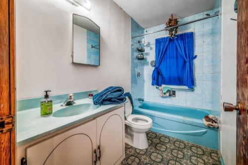 3452 37 Street Sw, Calgary, AB - Indoor Photo Showing Bathroom